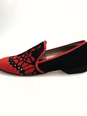 Load image into Gallery viewer, MORENO (MS21) - Mocassino in Camoscio Rosso applicazione inserto Raso Seta Nero e Swarovski boreali Profilo Rosso Forma lunga