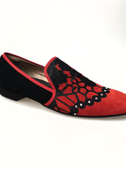 Load image into Gallery viewer, MORENO (MS21) - Mocassino in Camoscio Rosso applicazione inserto Raso Seta Nero e Swarovski boreali Profilo Rosso Forma lunga