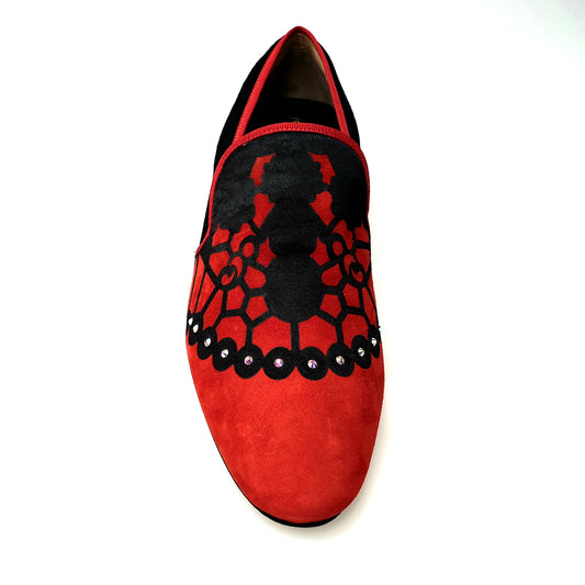 Mocassino in Camoscio Rosso applicazione inserto Raso Seta Nero e Swarovski boreali Profilo Rosso Forma, vista laterale