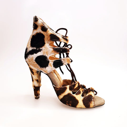 Sandalo da donna Laura Leopard in camoscio marrone con dettagli in cavallino maculato leopardato beige e marrone.