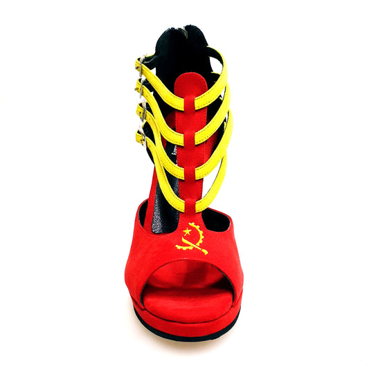 Scarpa da donna Lussuria in camoscio rosso, giallo e nero, con stemma angolano ricamato, tacco a spillo largo e plateau.