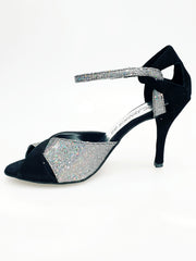 Cargar imagen en la Galería, Scarpa da donna Wishdance Ely (4750) TPDA in camoscio nero con dettagli silver, vista frontale sul modello.