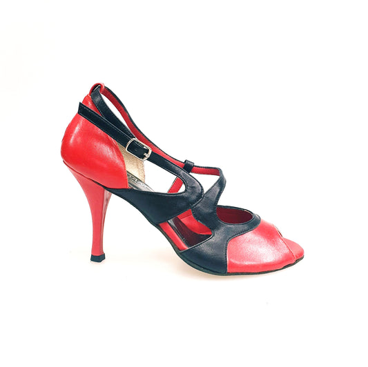 Scarpa da donna Malena Outlet in pelle rossa e nera, elegante e versatile, con dettagli raffinati e suola robusta.