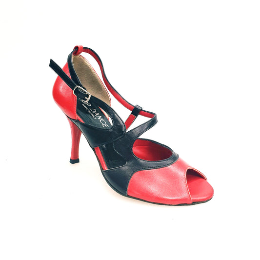 Scarpa da donna Malena (4400) in pelle rossa e nera, modella elegante con design classico e dettagli raffinati.