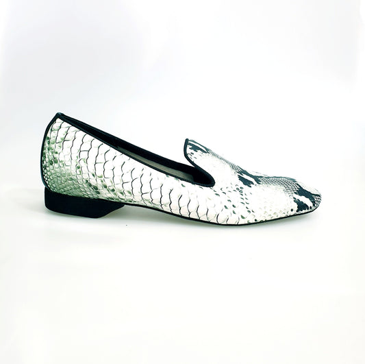 Mocassino in pitone bianco e verde Morelia (MS20) di Wish Dance Shop, dettaglio di forma lunga e finitura elegante.