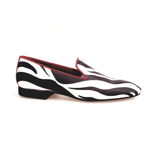 Scarpa da uomo Wish Dance Shop Sebras in raso seta zebrato con profilo rosso, mocassino a forma lunga e elegante.