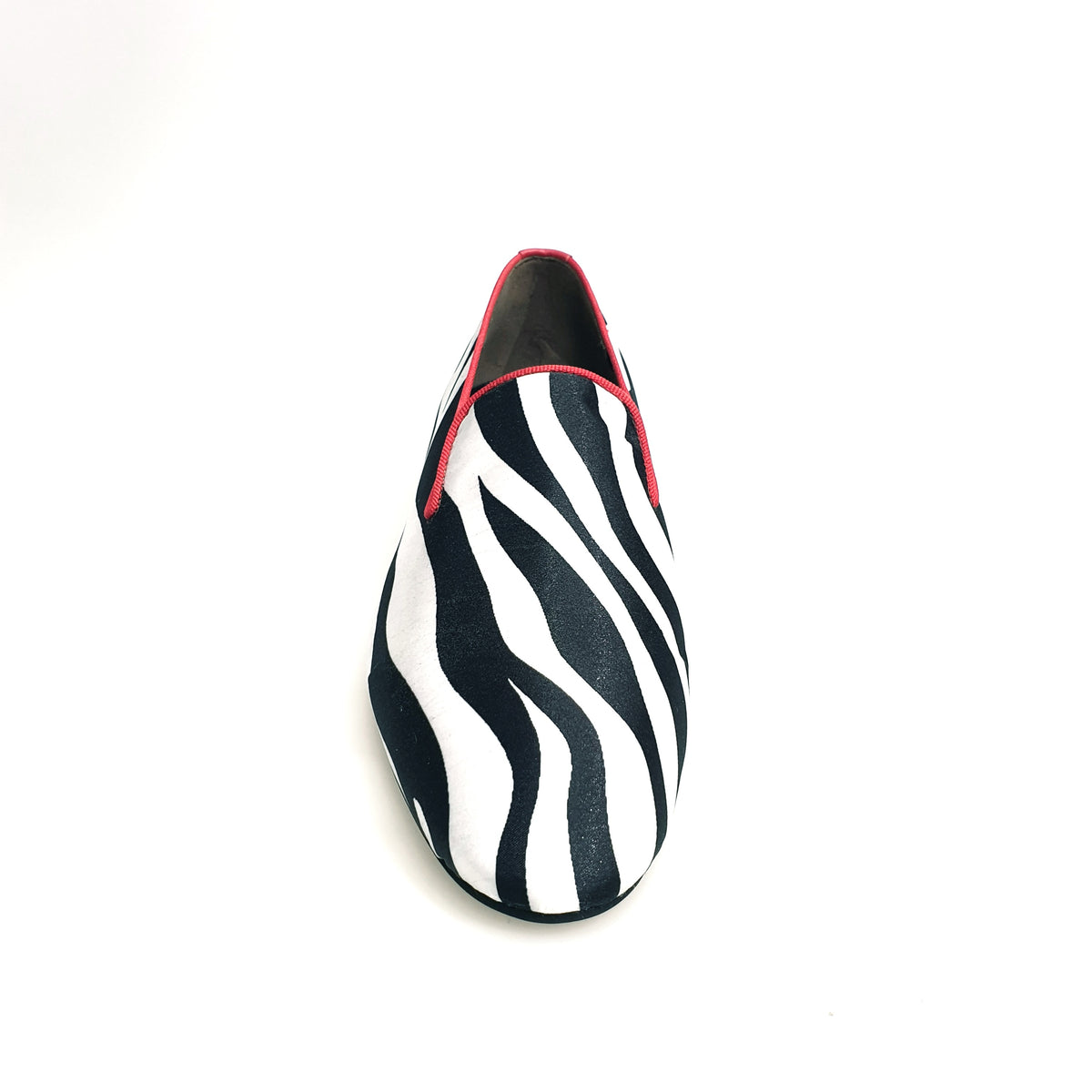 Scarpa da uomo Wish Dance Shop Sebras MS20 in raso seta zebrato con profilo rosso, forma lunga e elegante.