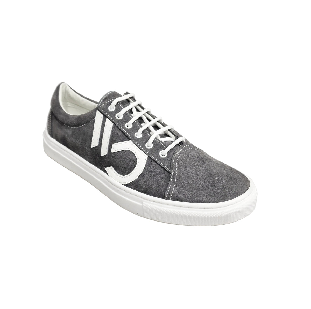 Sneaker Urbanzik Albir Ceniza in camoscio grigio con cuciture bianche e suola in resina di gomma bianca, comoda e alla moda.