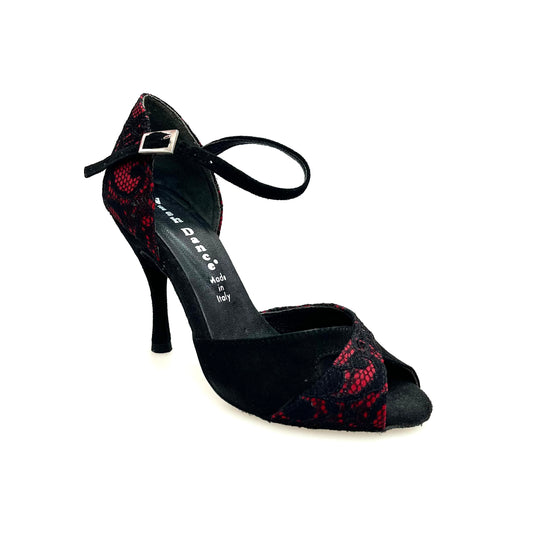 Scarpa da donna Wishdance Ely QA in pizzo fiore nero con base in raso rosso e camoscio nero, elegante e femminile.