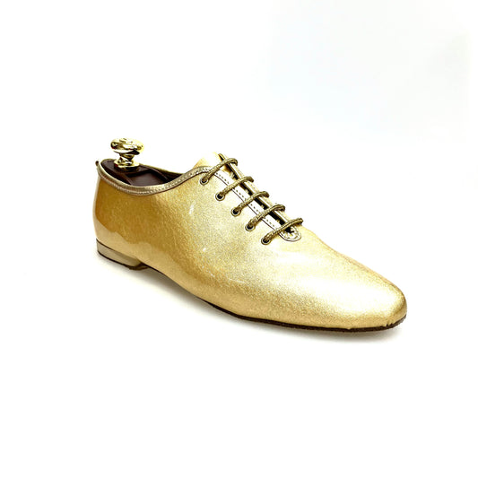 Scarpe da allenamento Outlet Vegas Oro, nere con dettagli dorati, su sfondo neutro, ideali per attività sportive.