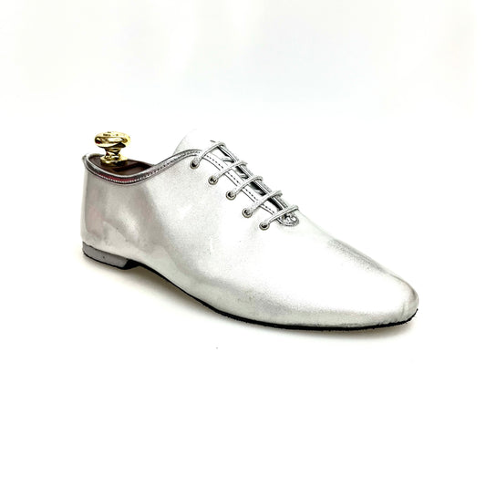 Scarpe da allenamento in vernice metallica argento di Outlet, modello 03, con design sportivo e dettagli lucidi.