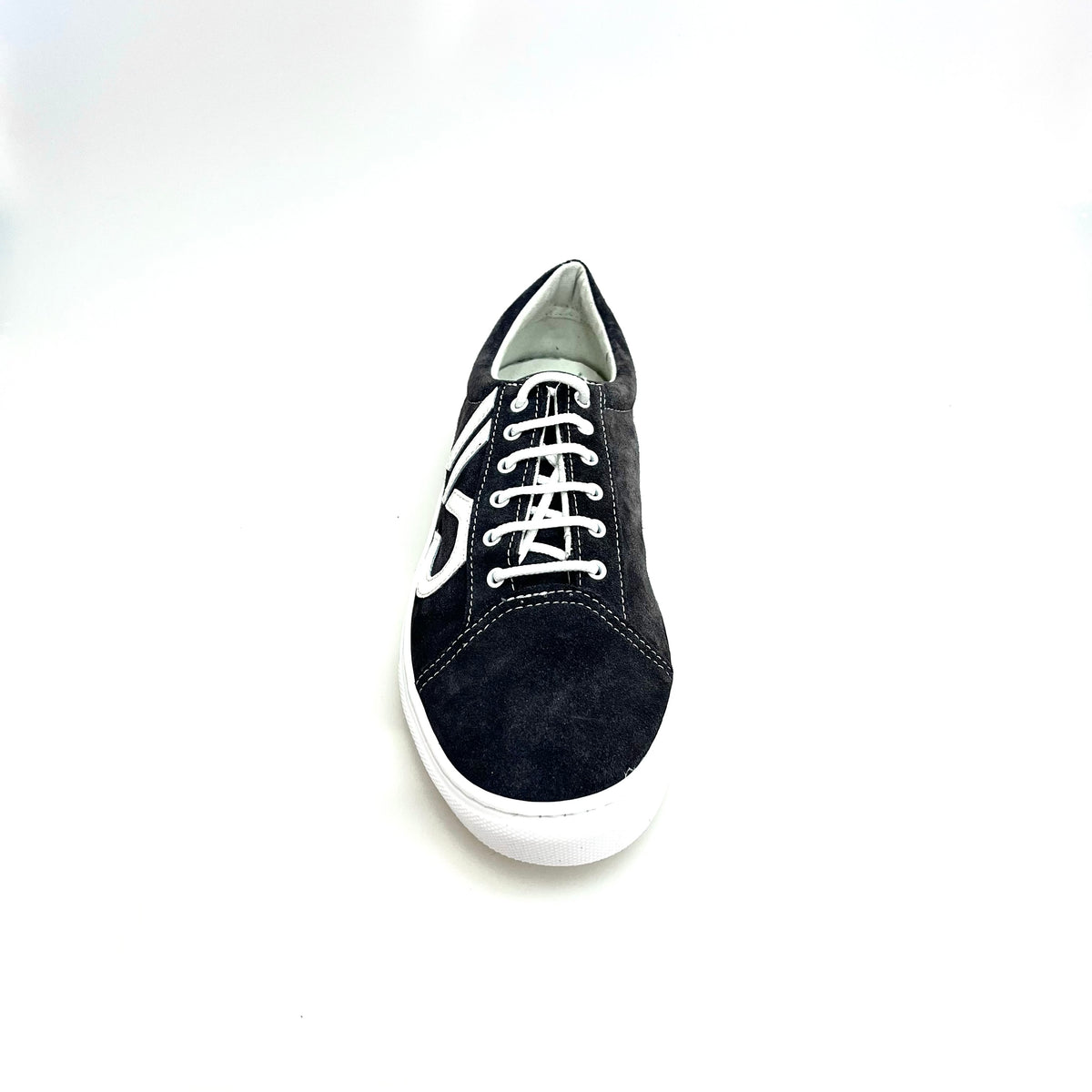 Sneaker urbane Albir Panther Wish Dance Shop in camoscio nero con cuciture bianche e suola in resina di gomma bianca.