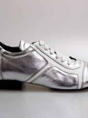 Load image into Gallery viewer, Scarpa Antony 115 da uomo in pelle argento con inserti in vernice bianca, sneaker trendy e comoda per il casual.