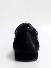Load image into Gallery viewer, Sneaker Antony 115 da uomo in pelle nera con inserti rossi e profili in vernice, scarpa sportiva elegante.