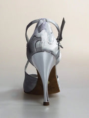 Carica immagine nella Galleria, Scarpa Brenda White Cloud di Wish Dance Shop in Robin Argento e Bianco con doppio cinturino alla caviglia e dettaglio laminato argento