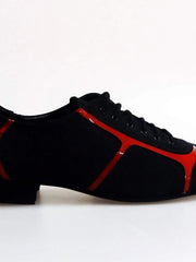 Carica immagine nella Galleria, Sneaker Manuel (820) in camoscio nero con inserti in vernice rossa, dettagli di design e profili colorati, di Wish Dance Shop.