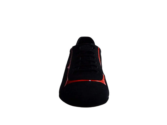 Sneaker Manuel (820) in camoscio nero con inserti in vernice rossa, dettagli di Wish Dance Shop.