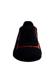 Carica immagine nella Galleria, Sneaker Manuel (820) in camoscio nero con inserti in vernice rossa, dettagli di Wish Dance Shop.