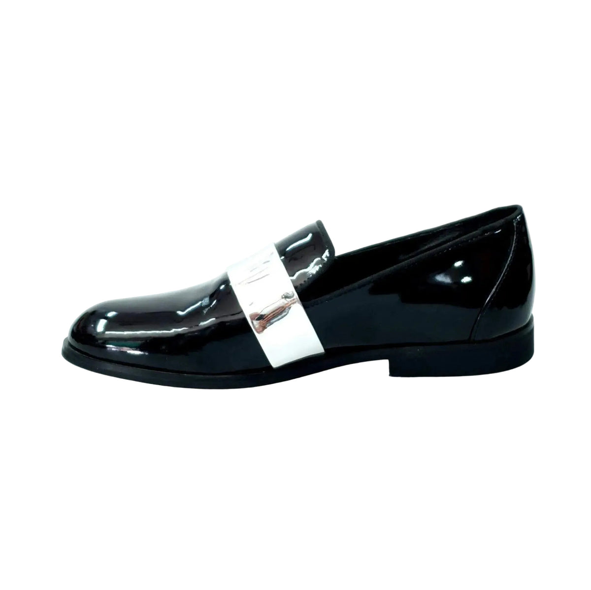Scarpa mocassino uomo in vernice nera con fascia argento, elegante e lucida, perfetta per occasioni formali.