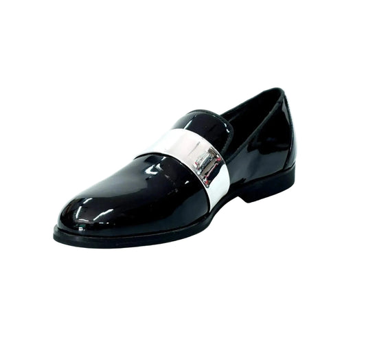 Mocassino uomo in vernice nera con fascia argento, scarpa elegante in pelle lucida, stile classico e raffinato.