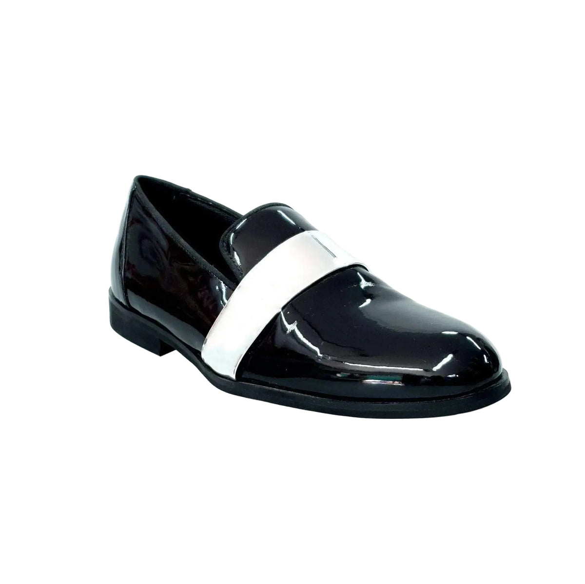 Scarpa mocassino uomo in vernice nera con fascia argento, elegante e lucida, in primo piano.