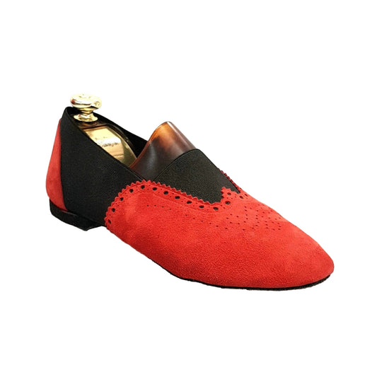 Scarpe jazz Roly Jazz 06 in camoscio rosso con elastico nero e suola bufalo, design confortevole e flessibile.