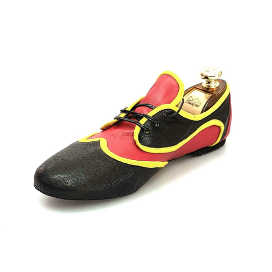 Scarpa jazz Bantu Black (Jazz 07) di Wish Dance Shop con punta nera in pelle e camoscio rosso, stile angolano.
