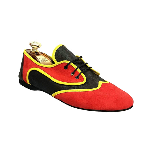 Scarpa Bantu Red Jazz 07 di Wish Dance Shop in camoscio rosso e pelle nera stile angolano con punta rossa e dettagli eleganti