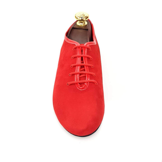 Scarpa Jazz 03 da Allenamento in Camoscio Rosso di Wish Dance Shop, vista laterale con suola bianca e dettagli in camoscio rosso.