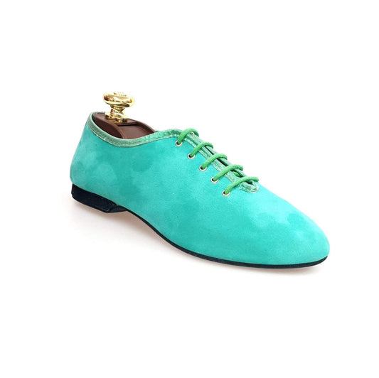 Scarpa Jazz 03 da allenamento in camoscio verde chiaro, marca Wish Dance Shop, vista frontale con dettaglio della suola.
