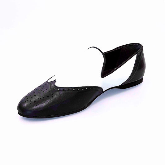 Mocassino brogue Outlet in pelle bianca e nera, scarpa elegante con dettagli classici, visibile in primo piano.