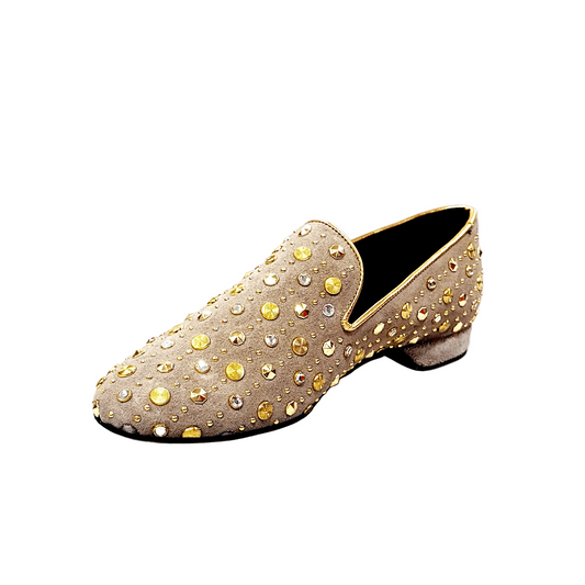 Scarpa da uomo Jack Sparrow Pirata Wish Dance Shop in camoscio beige con borchie dorate e cristalli Swarovski neri.