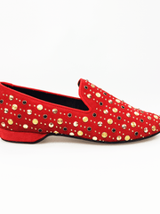 Load image into Gallery viewer, Wish Dance Shop Mocassino Jack Sparrow in Camoscio Rosso Swarovski Neri incastonati con Borchie grandi e piccole dorate