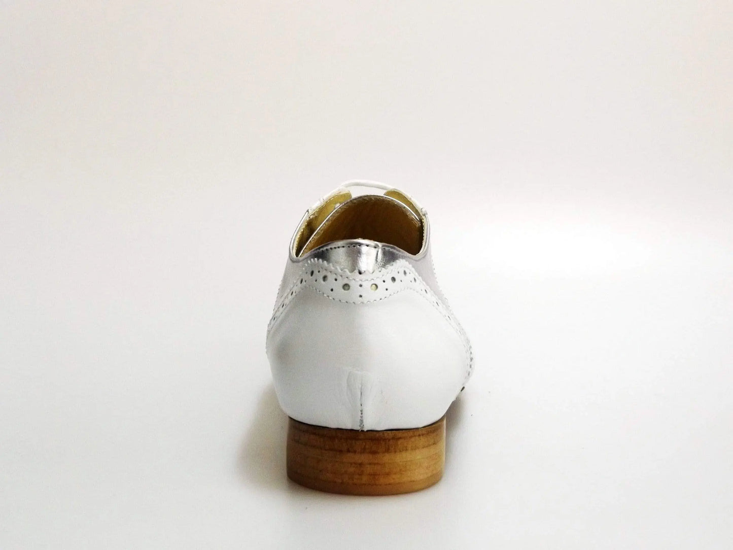 Scarpa Wish Dance Shop Richard MS14 in pelle bianca e argento, design stringata coda di rondine, forma lunga Oxford Brogue