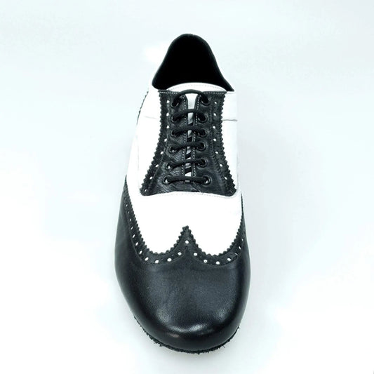 Scarpa stringata Adone MS14 in pelle nera e bianca, forma tonda, stile Oxford Brogue, marca Wish Dance Shop