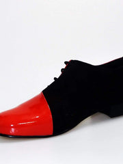 Carica immagine nella Galleria, Scarpa da uomo Franco MS19 in vernice rossa e camoscio nero, con forma tonda e dettagli eleganti.