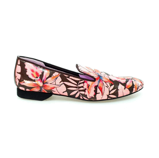 Mocassino uomo Pasiòn MS20 in metalak tridimensionale Fleur fucsia, con dettagli dorati e profilo marrone, forma lunga.