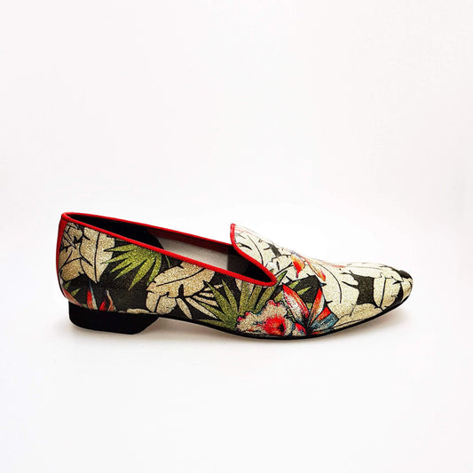 Scarpa da uomo Pasiòn MS20 Wish Dance Shop, mocassino in metallo tridimensionale Fleur Oro con dettagli rossi e forma lunga.