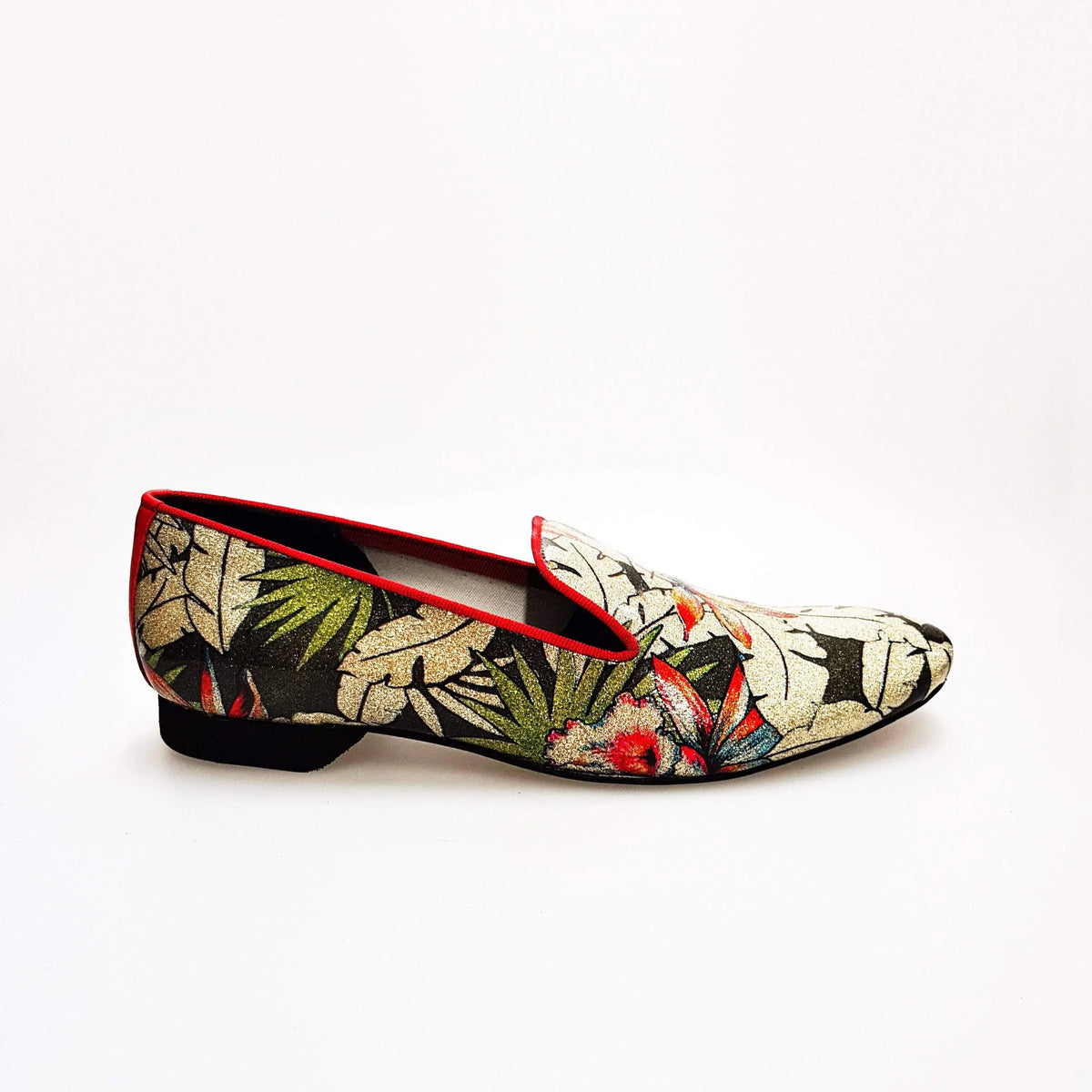 Scarpa da uomo Pasiòn MS20 Wish Dance Shop, mocassino in metallo tridimensionale Fleur Oro con dettagli rossi e forma lunga.