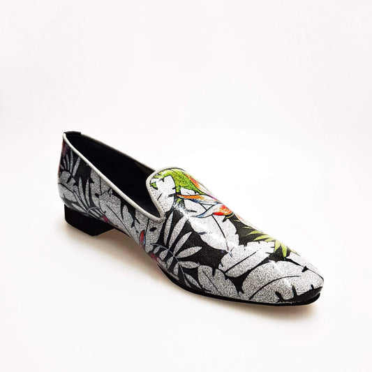 Mocassino da uomo Pasiòn MS20 in metalak tridimensionale Fleur Silver grigia, forma lunga, stile elegante e moderno.