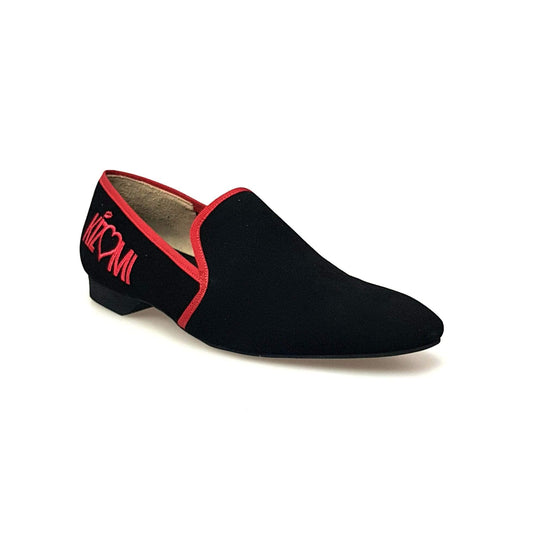 Mocassino Venturi MS21 KIZMI in camoscio nero con bordo rosso e ricamo rosso, forma lunga, calzatura elegante Wish Dance Shop