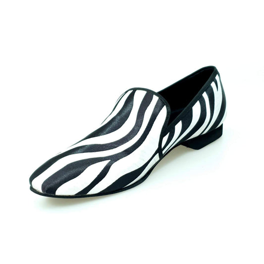 Scarpa da uomo Wish Dance Shop MS21 mocassino in raso seta zebrato con profili neri, forma lunga, stile elegante e originale