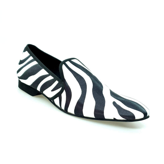 Scarpa da uomo Wish Dance Shop Sebras in raso seta zebrato con profili neri, forma lunga e elegante.