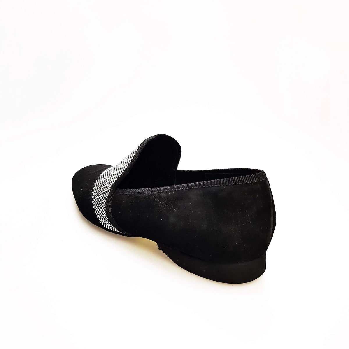 Mocassino uomo in camoscio nero con miniborchie argento a forma lunga, scarpa Wish Dance Shop, stile elegante e sofisticato.