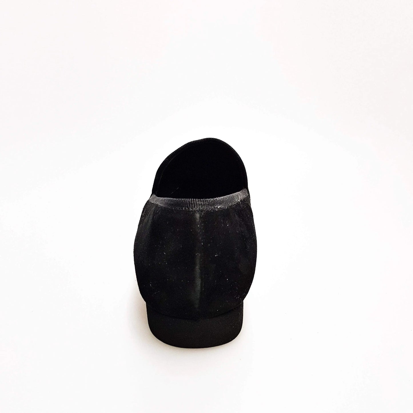 Scarpa mocassino uomo in camoscio nero con miniborchie argento forma lunga, elegante e alla moda.