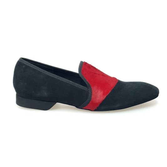 Mocassino uomo Aaron (MS22) in camoscio nero e cavallino rosso, forma lunga, stile elegante e sofisticato.