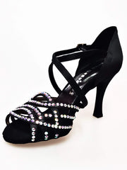 Load image into Gallery viewer, Scarpa da donna Onda QC Marylu Wish Dance Shop in raso nero con cinturino incrociato, dettagli Swarovski e tacco a rocchetto.
