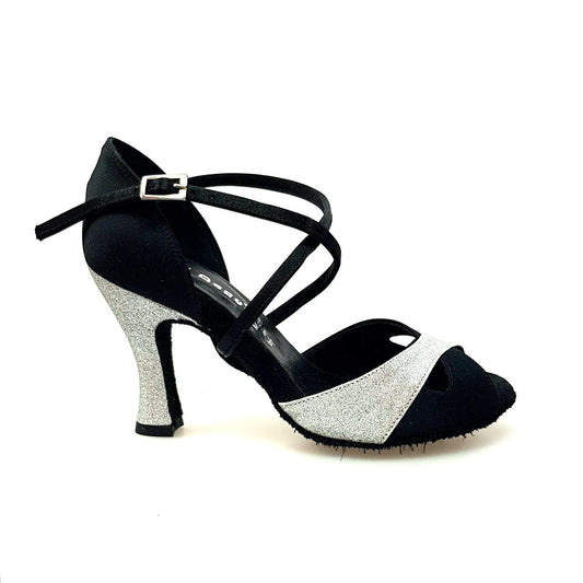 Scarpa da donna Ely QC in raso nero e glitter argento con cinturino incrociato e tacco rocchetto, elegante e raffinata.