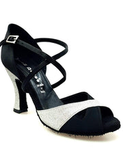 Cargar imagen en la Galería, Scarpa da donna Ely QC in raso nero e glitter argento con cinturino incrociato e tacco rocchetto, vista frontale elegante.