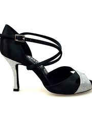 Cargar imagen en la Galería, Scarpa da donna Ely QC Wish Dance Shop in raso nero e glitter argento con cinturino incrociato e tacco rocchetto.